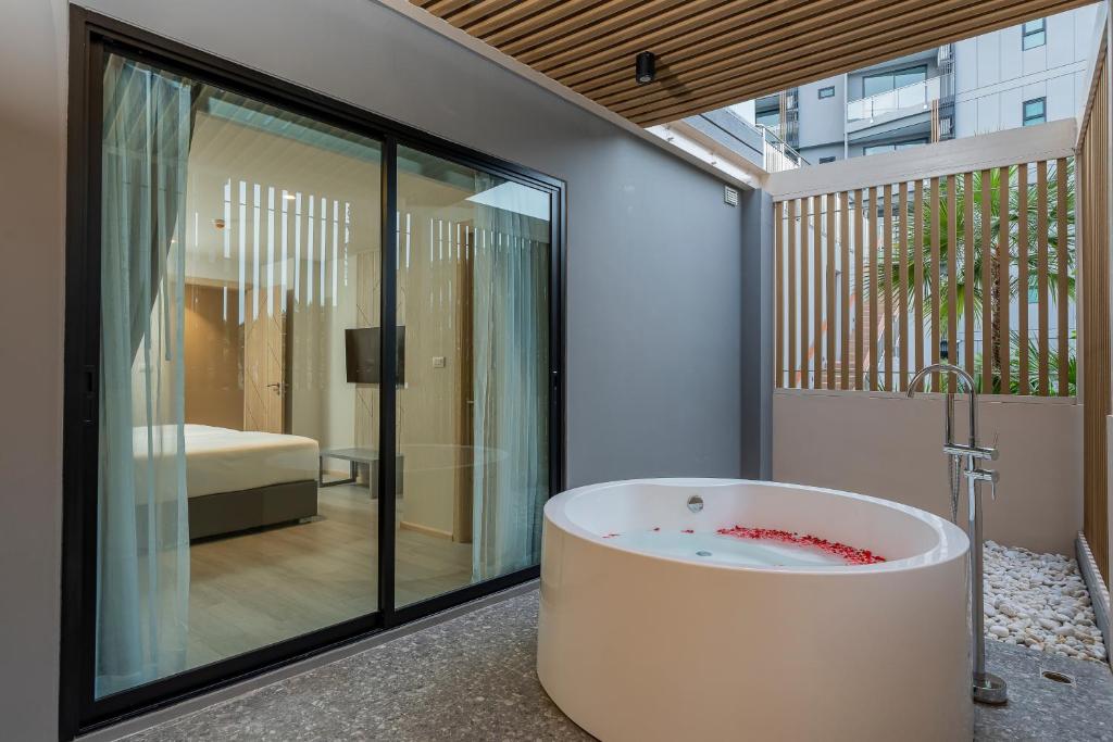 Best Western Plus Carapace Hotel Hua Hin - Two Bedroom Suite With One King And Twin