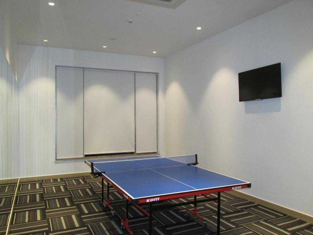 Stolní tenis v ubytování Park Inn By Radisson Gurgaon Bilaspur nebo okolí