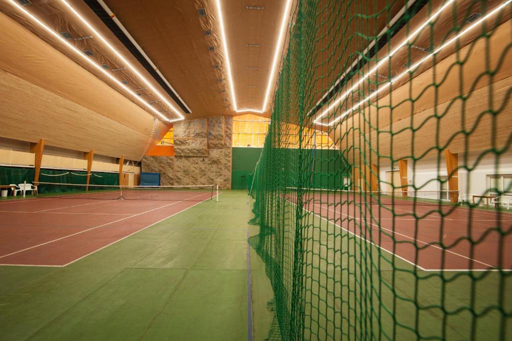 Tenis a/nebo squash v ubytování Sport-V-Hotel nebo okolí