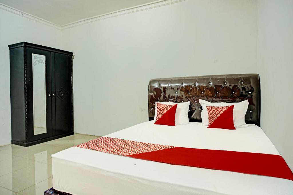 A bed or beds in a room at OYO 92239 Taman Wisata Iman I