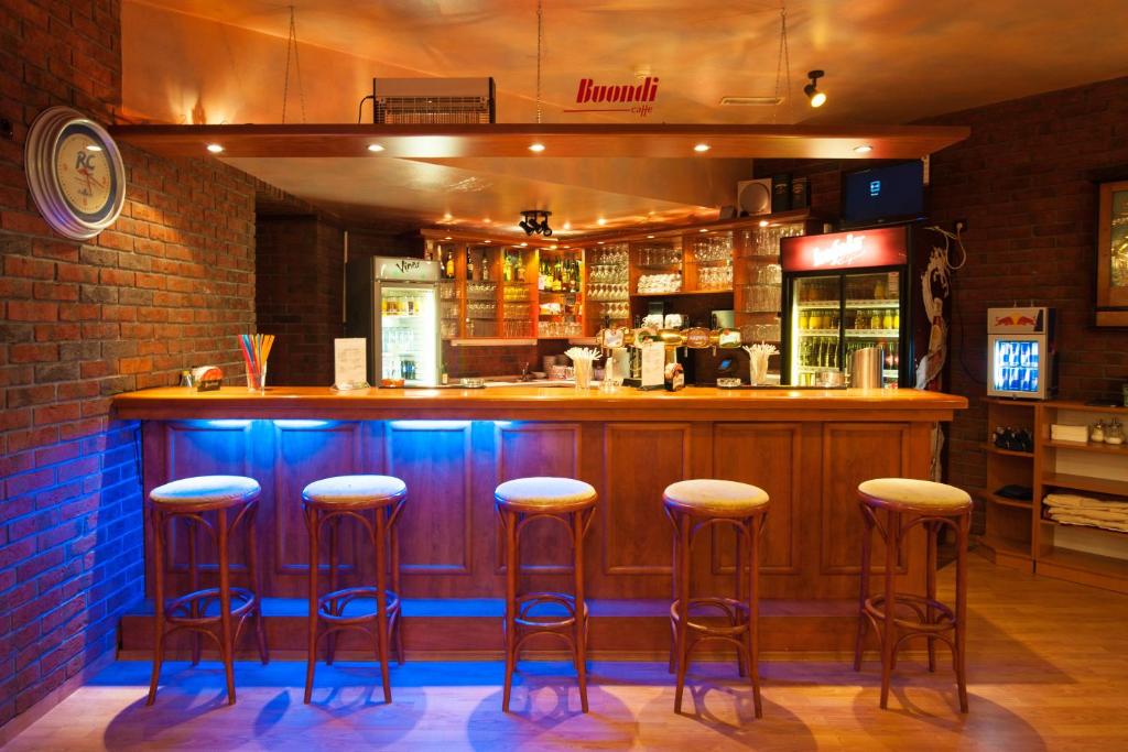 Lounge nebo bar v ubytování Sport-V-Hotel