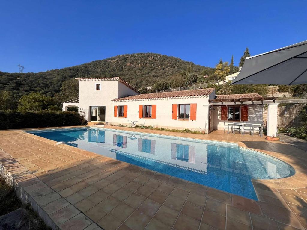 une villa avec piscine devant une maison dans l'établissement Maison climatisée 5 pièces avec piscine et jardin, 7 couchages - Cavalaire-sur-Mer - FR-1-226B-86, à Cavalaire-sur-Mer