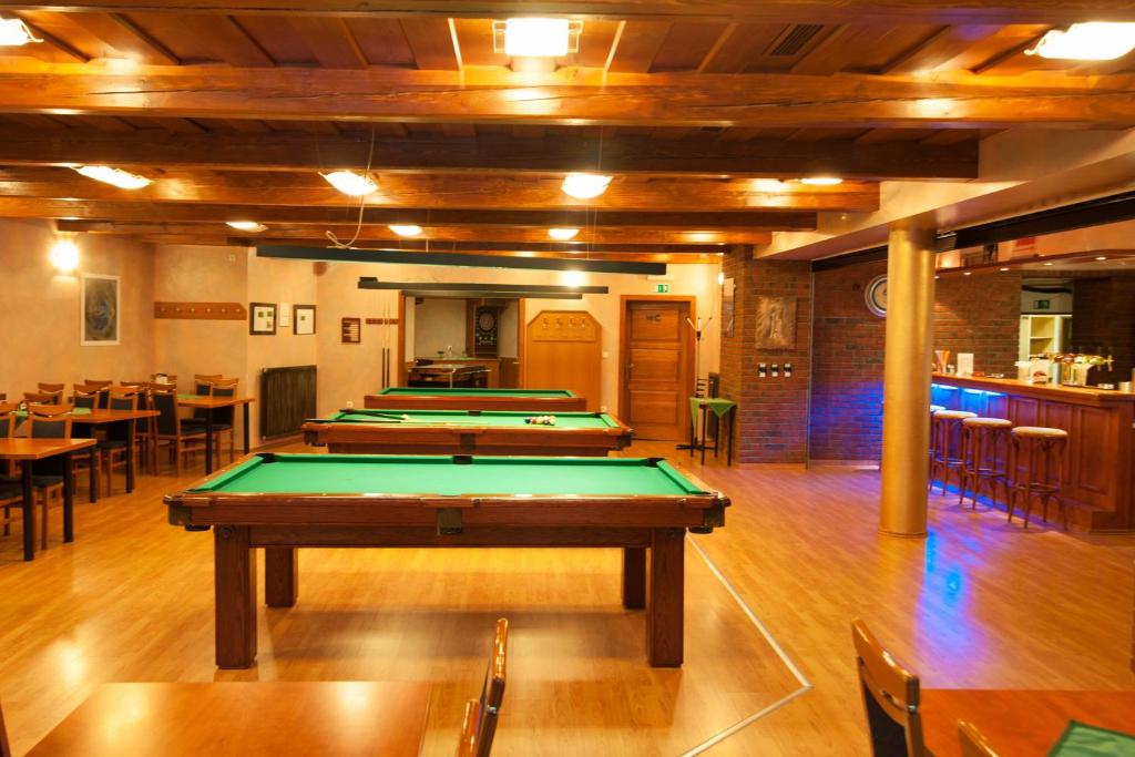 Biliár nebo kulečník v ubytování Sport-V-Hotel