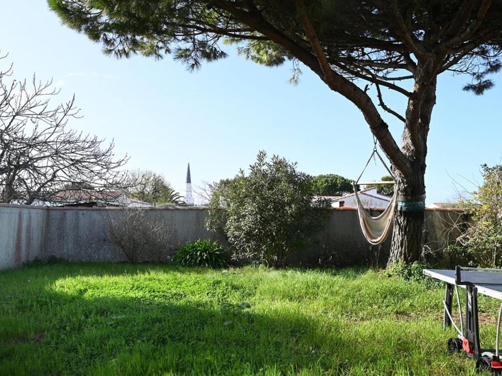- un hamac suspendu à un arbre dans la cour dans l'établissement Maison Ars-en-Ré, 6 pièces, 8 personnes - FR-1-434-89, à Ars-en-Ré