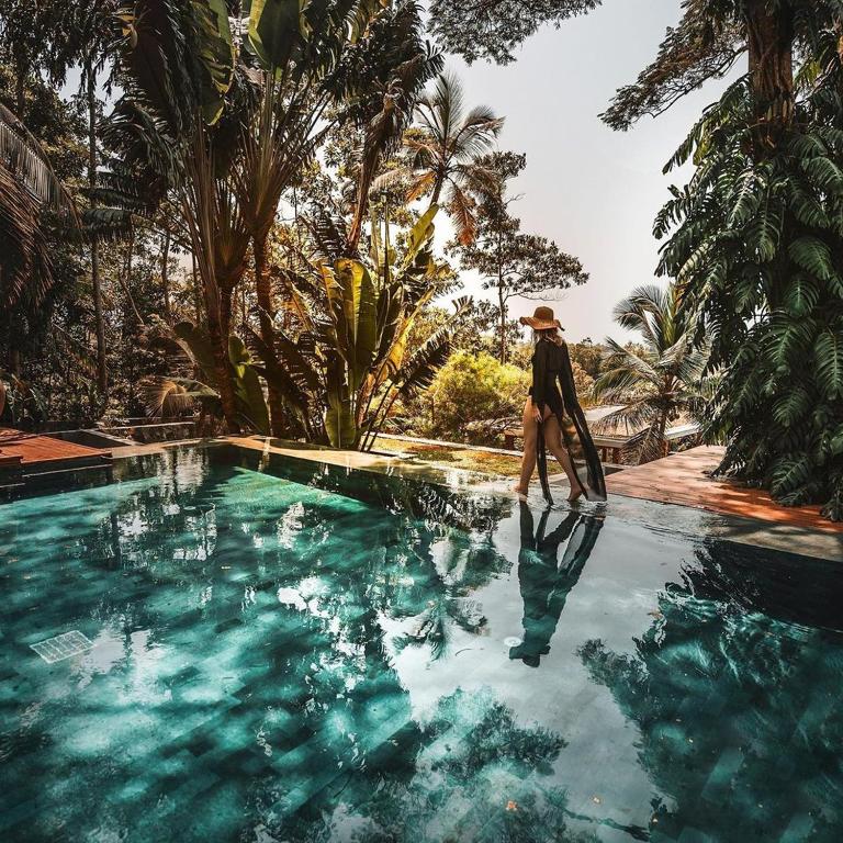 Bazén v ubytování Haritha Villas & Spa nebo v jeho okolí