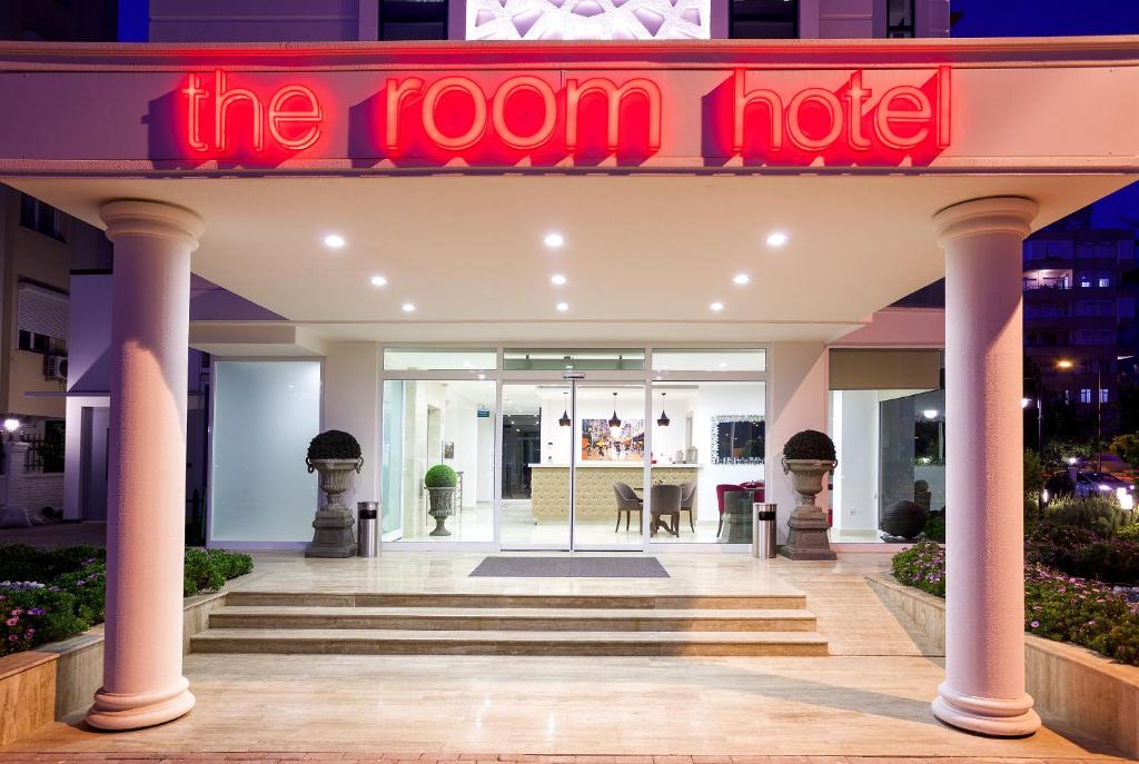 un edificio con un cartel que lee el cerdo de la habitación en The Room Hotel & Apartments, en Antalya