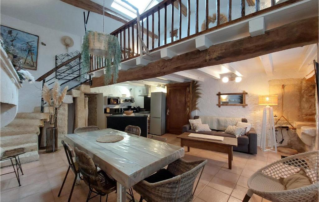 uma cozinha e sala de estar com uma mesa e escadas em 1 Bedroom Lovely Home In Taillant em Taillant