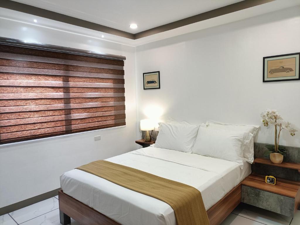 Postel nebo postele na pokoji v ubytování Rosh Hotel