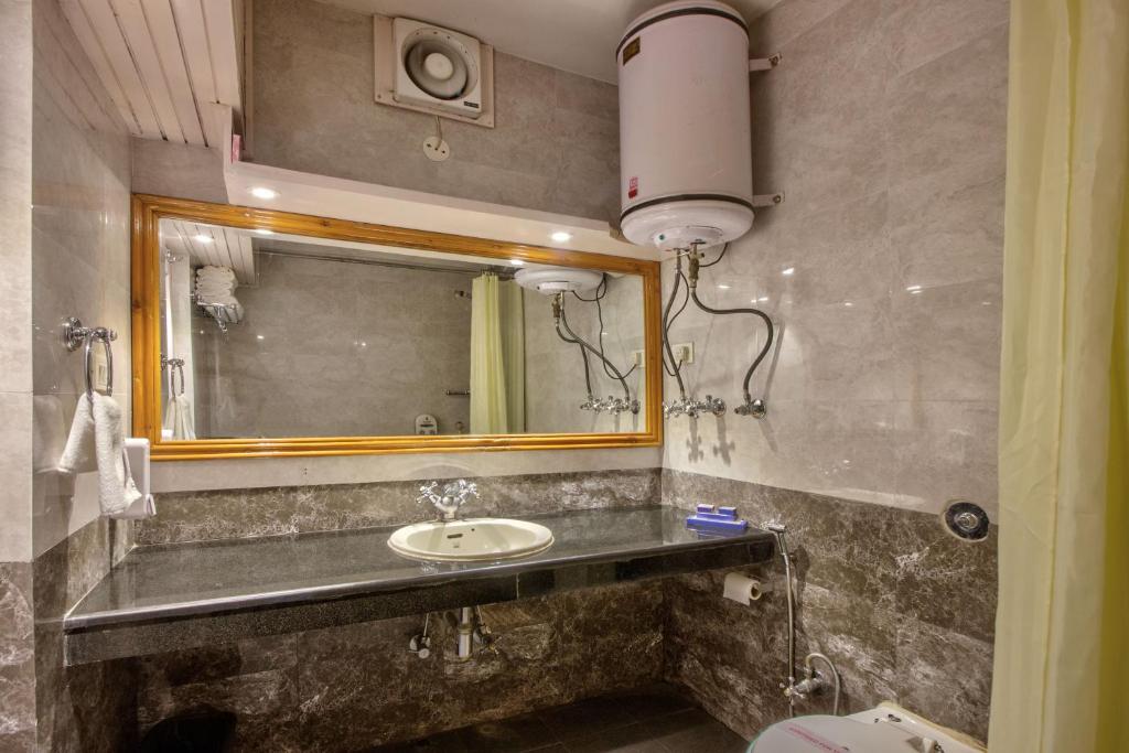 Koupelna v ubytování Hotel Kanishka Manali - 200m from Mall Road