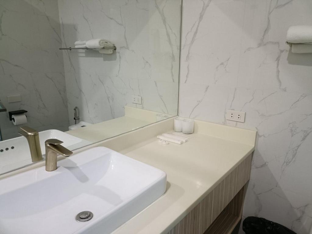 Koupelna v ubytování Rosh Hotel