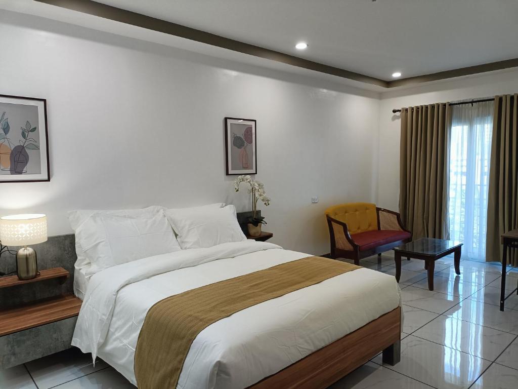 Postel nebo postele na pokoji v ubytování Rosh Hotel