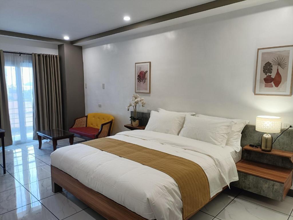 Postel nebo postele na pokoji v ubytování Rosh Hotel