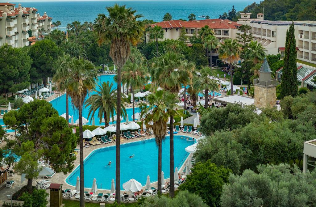 een luchtzicht op een zwembad van het resort met palmbomen bij Barut Hemera - Ultra All Inclusive in Side