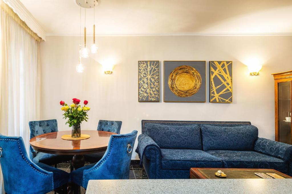 uma sala de estar com um sofá, uma mesa e cadeiras em RetroNuovo em Corfu Town