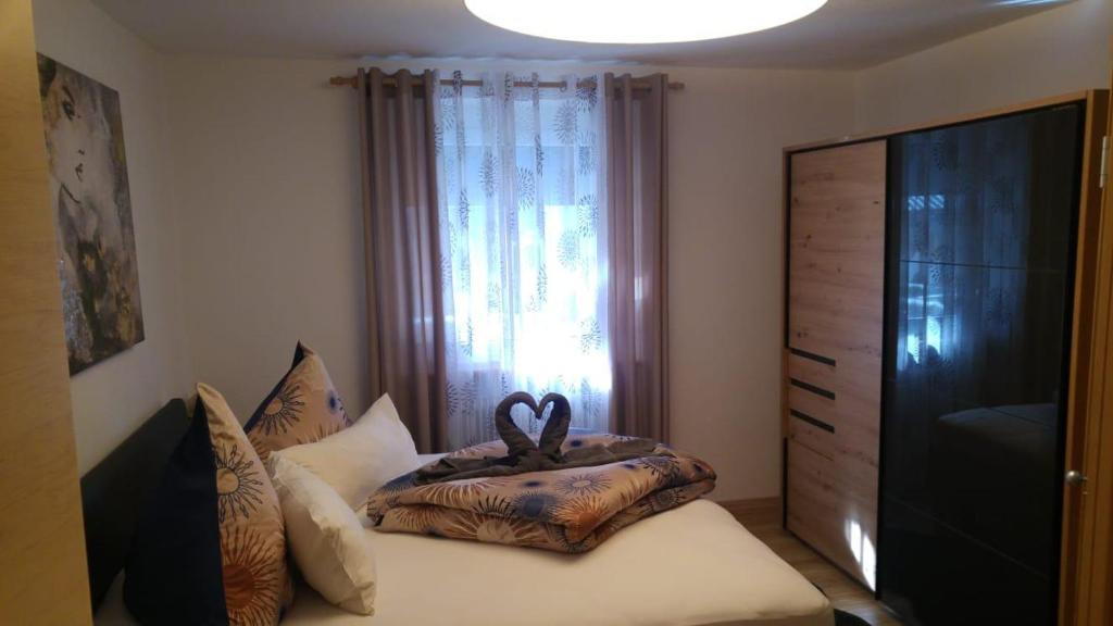 Postel nebo postele na pokoji v ubytování Ferienwohnung am Waldweg