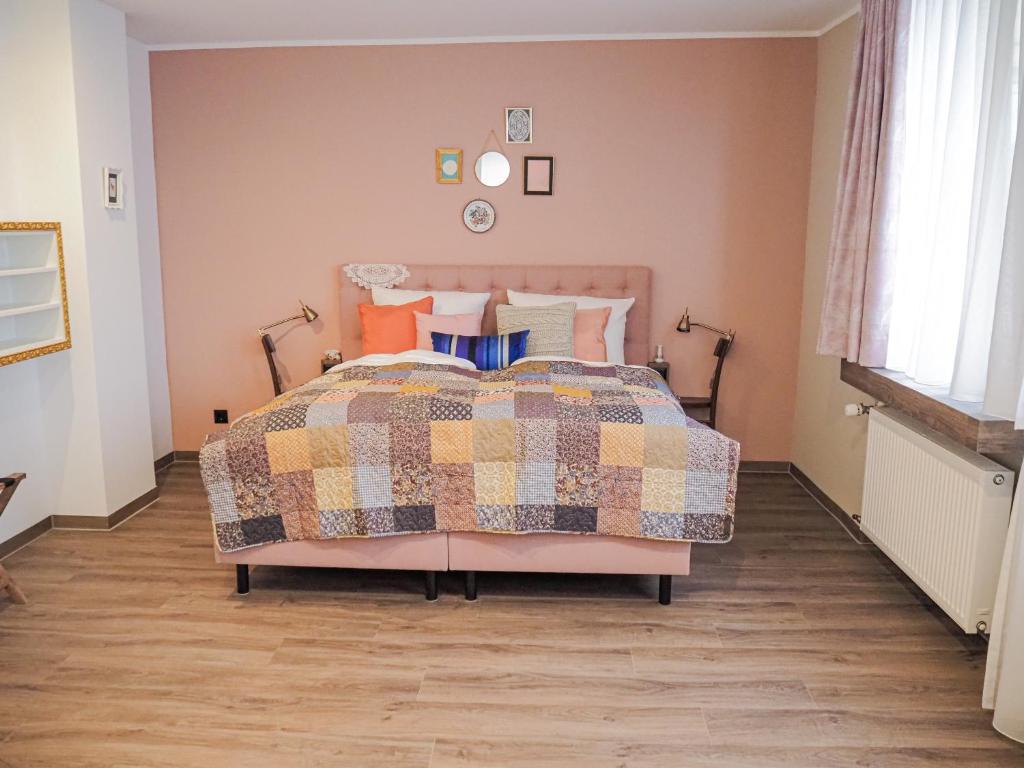 Postel nebo postele na pokoji v ubytování Tante ALMA's Mülheimer Hotel