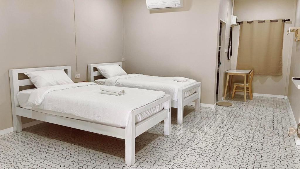Postel nebo postele na pokoji v ubytování Juni House Chumphon