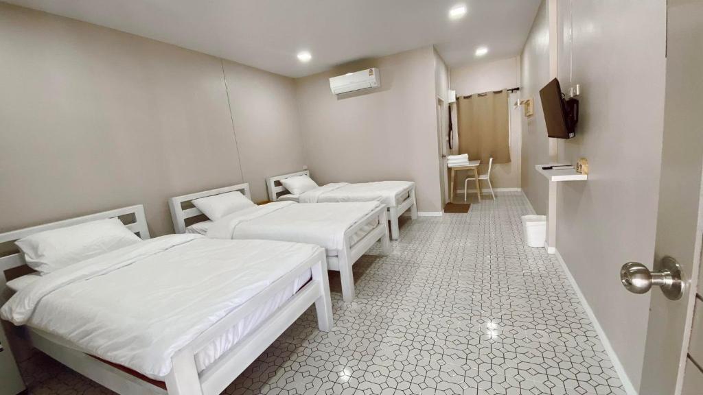 Postel nebo postele na pokoji v ubytování Juni House Chumphon
