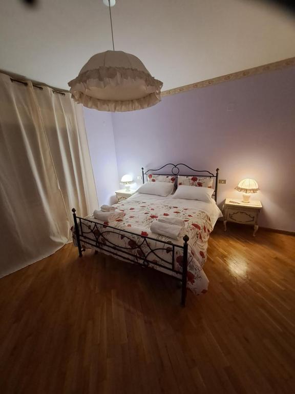 - une chambre avec un lit et deux lampes sur du parquet dans l'établissement Residence Claudia, à Avezzano