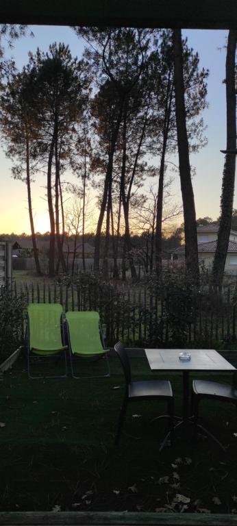 2 chaises, une table, une table et une table avec des chaises dans l'établissement Guest house privative pour 2 sur Lege cap Ferret, à Lège