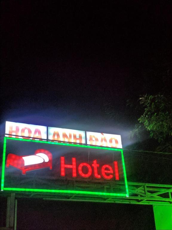 een neonbord voor een hotel bovenop een gebouw bij Hoa Anh Đào Garden Hotel in Thuan An