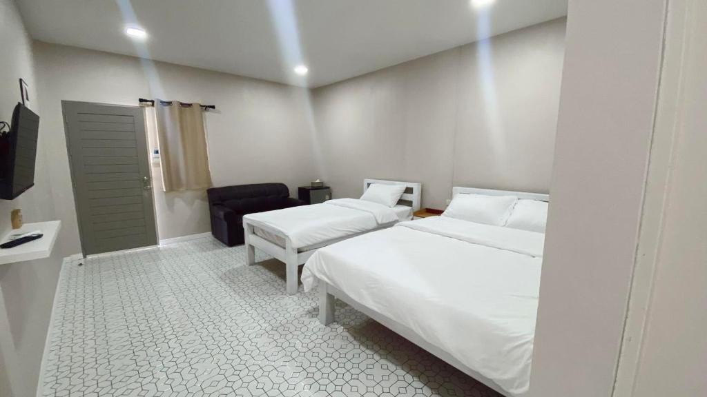 Postel nebo postele na pokoji v ubytování Juni House Chumphon