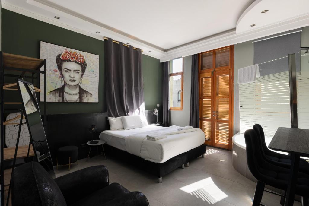 sypialnia z łóżkiem, stołem i krzesłami w obiekcie Residence Suites BY RAPHAEL HOTELS w Tel Awiwie