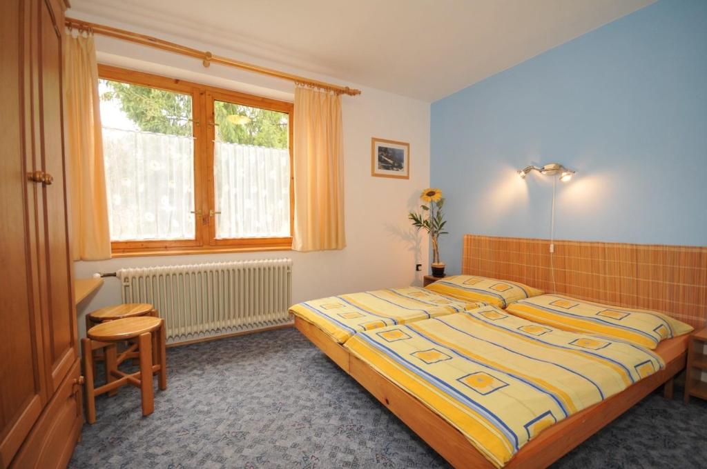 Un dormitorio con una cama grande y una ventana en Katka a Martin samostatný apartmán s vlastným vchodom, en Liptovský Mikuláš