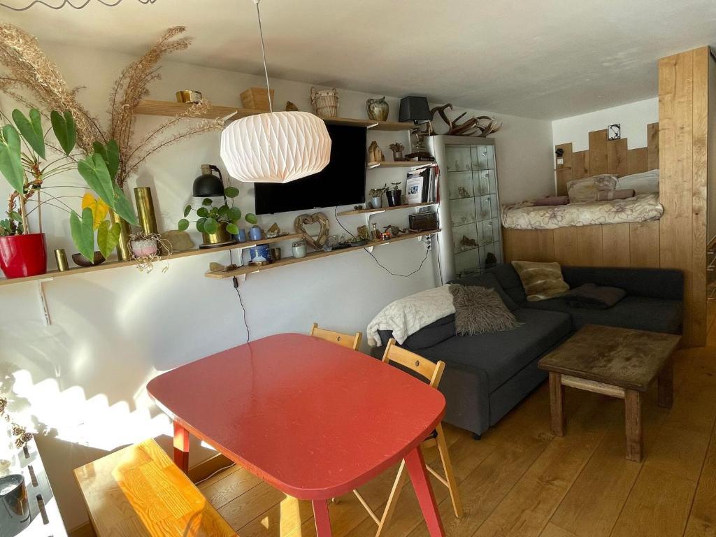 sala de estar con sofá y mesa en Cozy studio au centre du village & superbe vue en Les Contamines-Montjoie