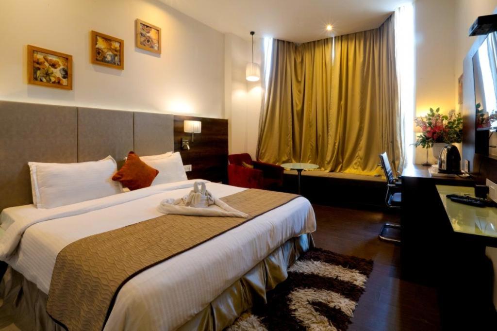 En eller flere senge i et værelse på Hotel 5 Flowers Ananta Elite