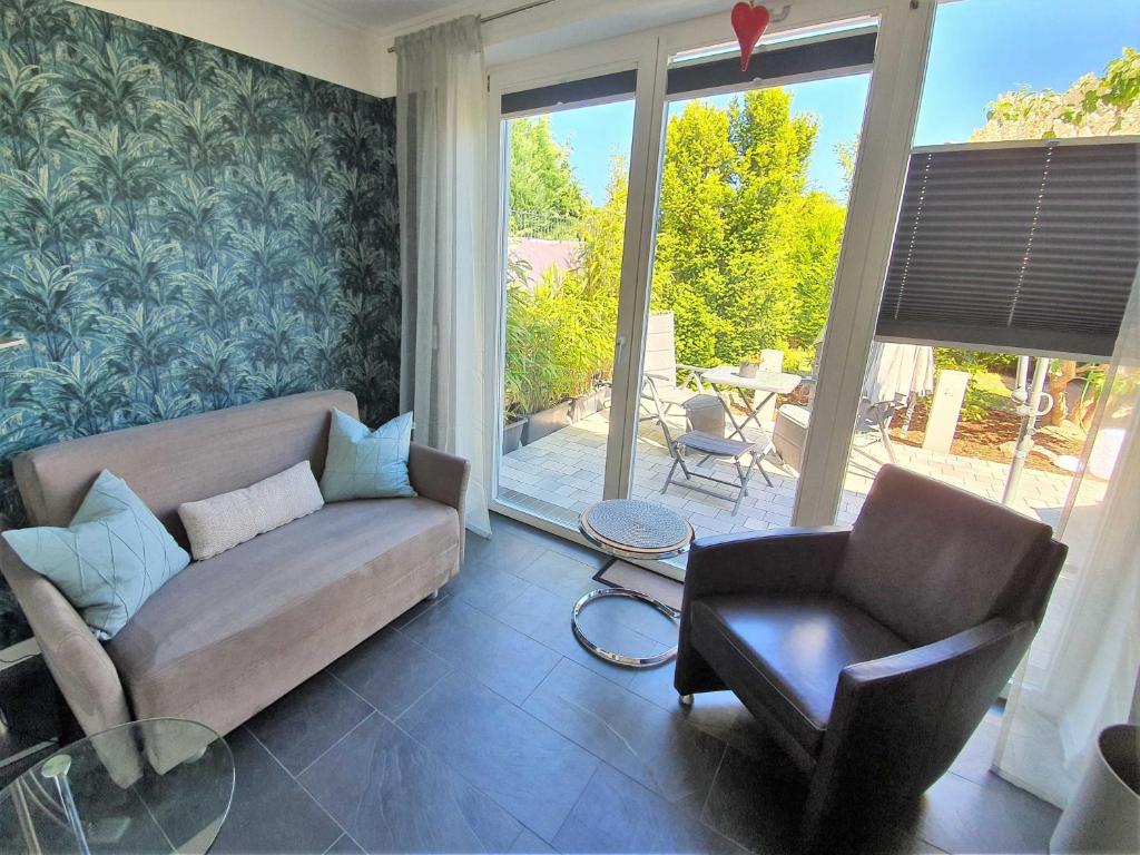 ein Wohnzimmer mit einer Couch und einem Sessel in der Unterkunft Küstenvilla Usedom in Zinnowitz