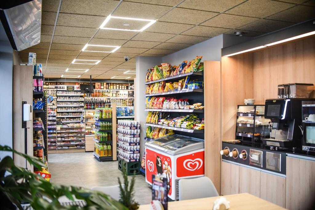 Supermarket alebo iný obchod pri moteli alebo v okolí
