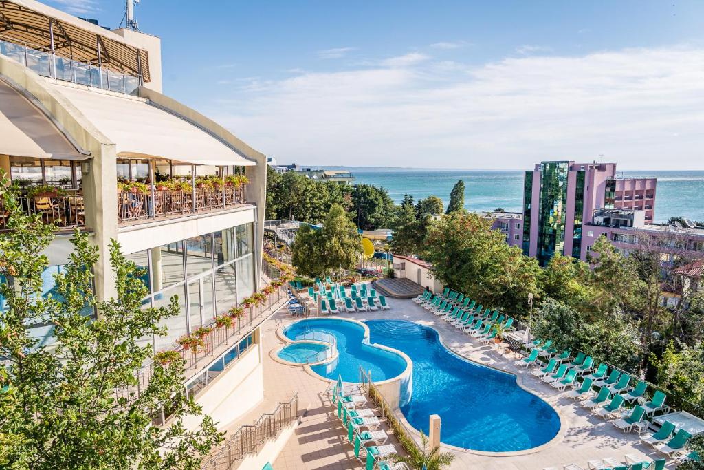 una vista aérea de un complejo con piscina y sillas en Golden Beach Park Hotel - All inclusive, en Golden Sands