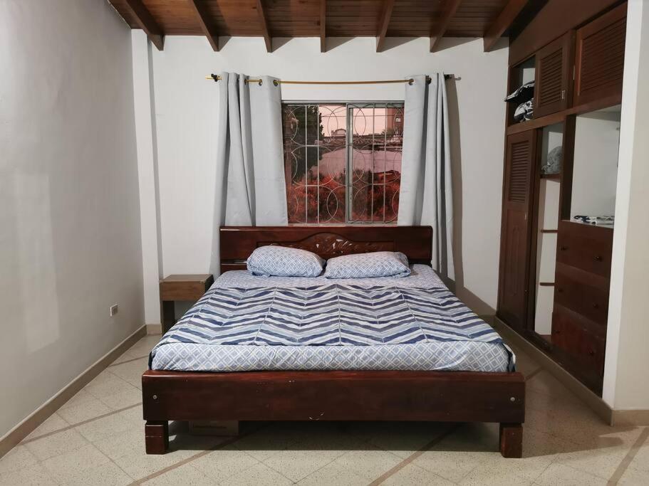 Кровать или кровати в номере Casa piso 2 sin ascensor Medellín Centro lugar seg