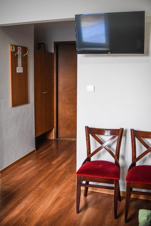 Televízia a/alebo spoločenská miestnosť v ubytovaní Motel Na Skarpie