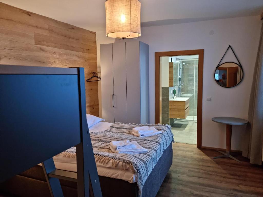 Postel nebo postele na pokoji v ubytování The Lodge at Bad Gastein
