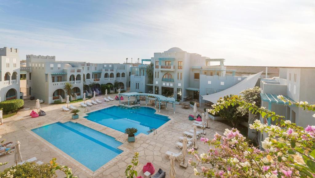 een luchtzicht op een hotel met een zwembad bij Fanadir Hotel El Gouna in Hurghada