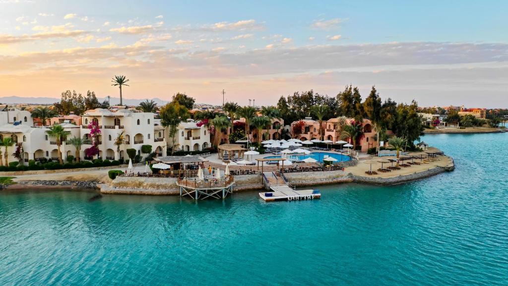 eine Luftansicht eines Resorts auf dem Wasser in der Unterkunft Hotel Sultan Bey Resort in Hurghada