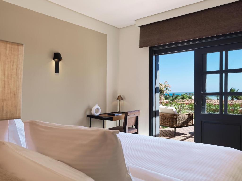 Кровать или кровати в номере The Chedi El Gouna