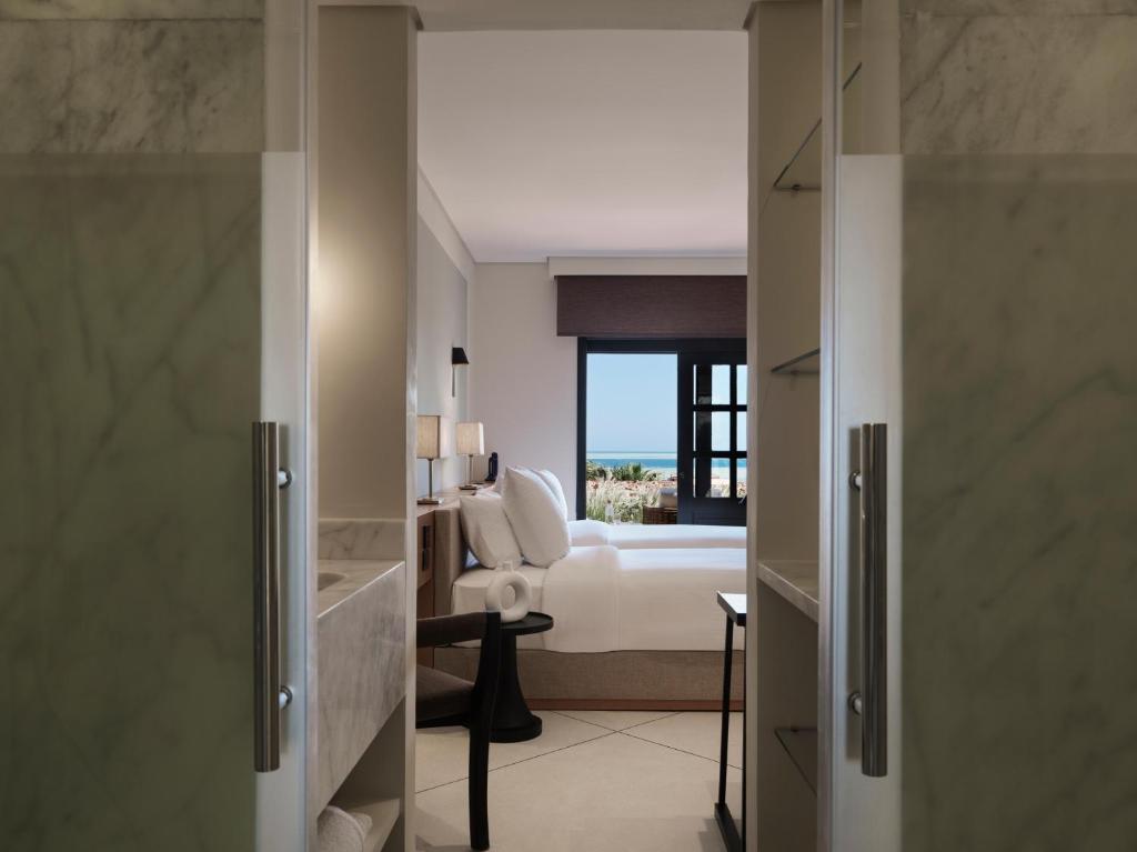 Кровать или кровати в номере The Chedi El Gouna