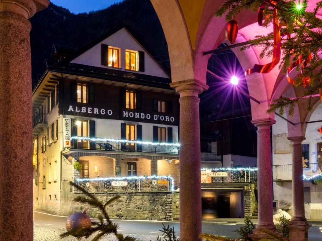 ein Hotel mit Weihnachtslichtern davor in der Unterkunft Mondo D'Oro in Macugnaga