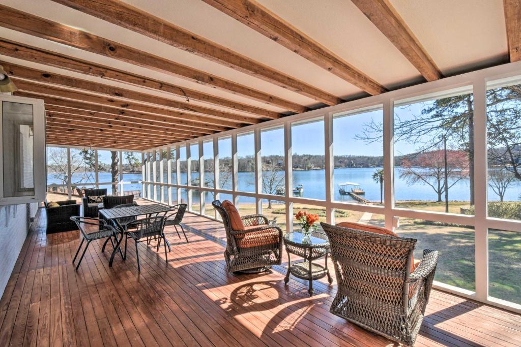 Veitingastaður eða matsölustaður á Stunning Seneca Home with Lake Keowee Access!