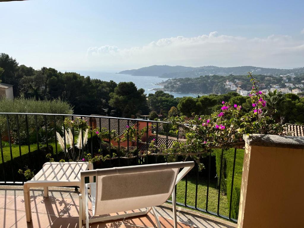 a balcony with a table and a chair and a view at Magnifique Villa avec vue mer 8 personnes in Llafranc