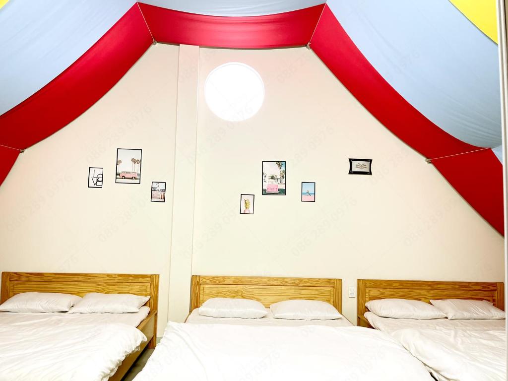 Giường trong phòng chung tại Môn Bạc Home