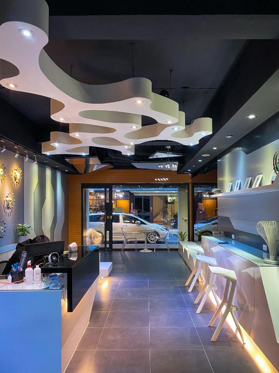 um lobby com um concessionário de carros com um carro estacionado em Vogue Inn at Hualien em Hualien