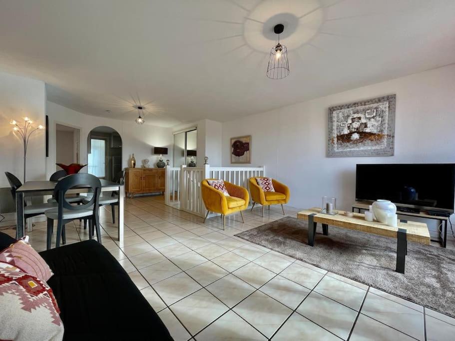 Televízia a/alebo spoločenská miestnosť v ubytovaní Duplex 70m2 - Vue Cité Mediévale - Parking gratuit