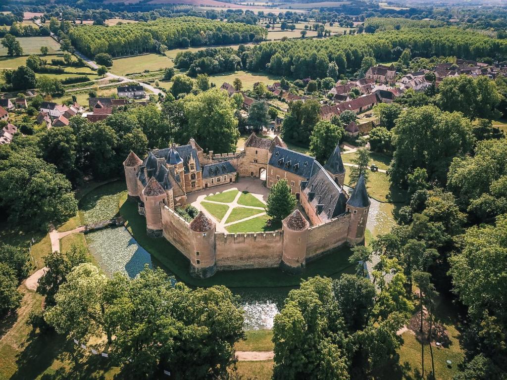 Άποψη από ψηλά του Château d'Ainay-le-Vieil