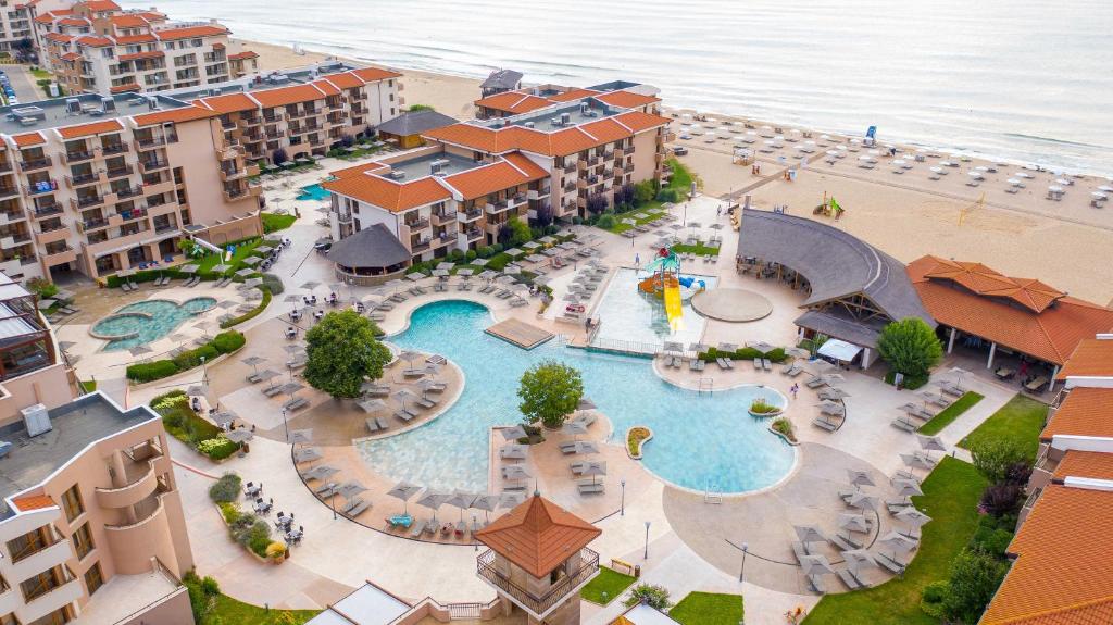 una vista aérea de un complejo con piscina en HVD Club Hotel Miramar - 24 Hours Ultra All Inclusive en Obzor