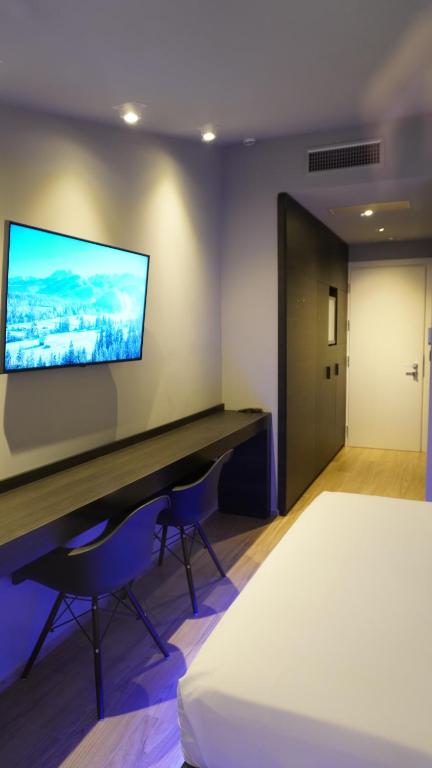 TV a/nebo společenská místnost v ubytování Leoni Hotel & Private Spa