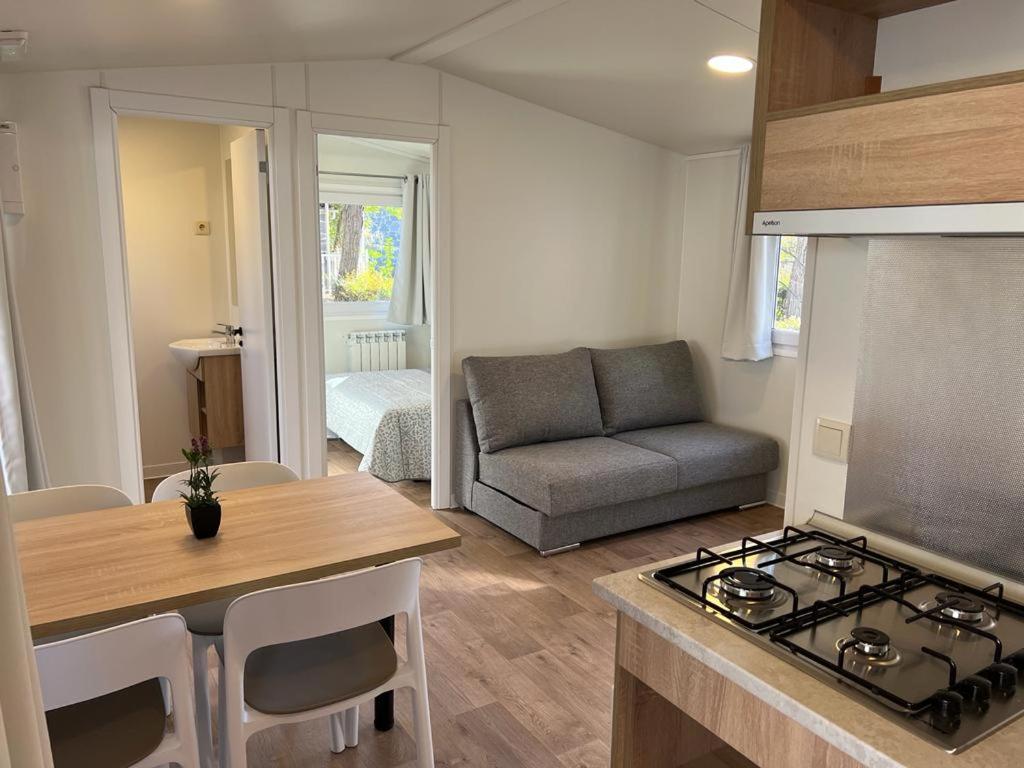 Una cocina o zona de cocina en Bungalows & Albergue La Playa